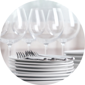 img couverts assiettes verres à pied